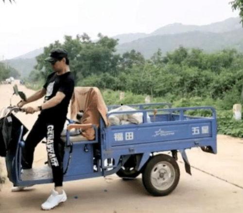 骑三轮视频,视频带你领略街头风采